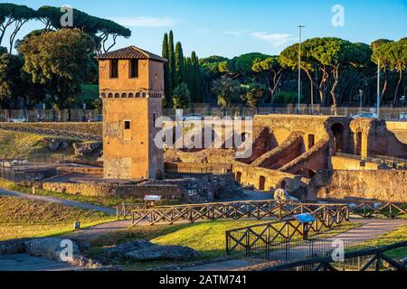 ROM, Italien - 2019/06/16: Archäologische Stätte, Überreste der antiken römischen Arena Circus Maximus - Circo Massimo Stockfoto