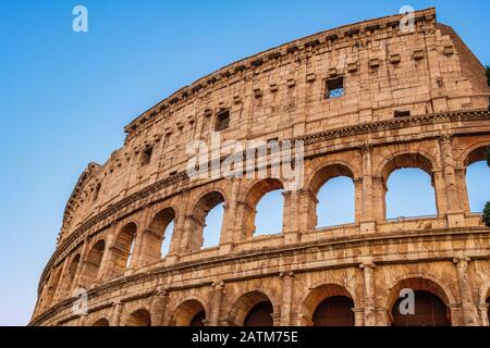 ROM, Italien - 2019/06/16: Außenwände des antiken römischen Kolosseum - Kolosseo - auch Flaviisches Amphitheater genannt - Anfiteatro Flavio - in einem Ev Stockfoto