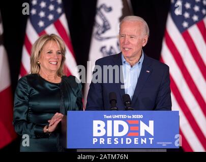 Des Moines, Iowa, USA. Februar 2020. Mit Dr. JILL BIDEN an seiner Seite spricht der ehemalige Vizepräsident und demokratische Präsidentschaftskandidat JOE BIDEN an der Drake University. Die Ergebnisse der Finalspiele von den Iowa Caucuses wurden verzögert und zum Zeitpunkt seiner Ausführungen nicht veröffentlicht. Credit: Brian Cahn/ZUMA Wire/Alamy Live News Stockfoto