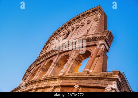 ROM, Italien - 2019/06/16: Außenwände des antiken römischen Kolosseum - Kolosseo - auch Flaviisches Amphitheater genannt - Anfiteatro Flavio - in einem Ev Stockfoto