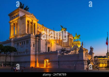 ROM, Italien - 2019/06/16: Abendansicht des Victor Emmanuel II National Monument, auch Altare della Patria genannt - am Piazza Venezia Stockfoto