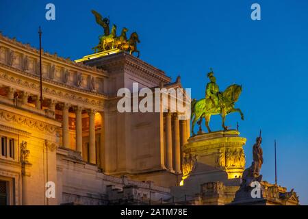 ROM, Italien - 2019/06/16: Abendansicht des Victor Emmanuel II National Monument, auch Altare della Patria genannt - am Piazza Venezia Stockfoto