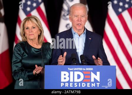 Des Moines, Iowa, USA. Februar 2020. Mit Dr. JILL BIDEN an seiner Seite spricht der ehemalige Vizepräsident und demokratische Präsidentschaftskandidat JOE BIDEN an der Drake University. Die Ergebnisse der Finalspiele von den Iowa Caucuses wurden verzögert und zum Zeitpunkt seiner Ausführungen nicht veröffentlicht. Credit: Brian Cahn/ZUMA Wire/Alamy Live News Stockfoto