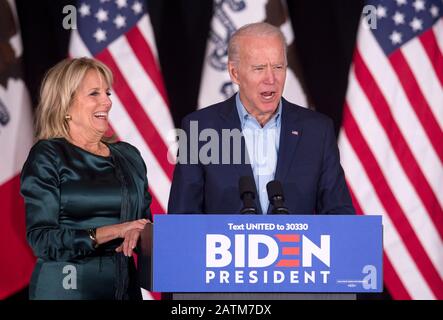 Des Moines, Iowa, USA. Februar 2020. Mit Dr. JILL BIDEN an seiner Seite spricht der ehemalige Vizepräsident und demokratische Präsidentschaftskandidat JOE BIDEN an der Drake University. Die Ergebnisse der Finalspiele von den Iowa Caucuses wurden verzögert und zum Zeitpunkt seiner Ausführungen nicht veröffentlicht. Credit: Brian Cahn/ZUMA Wire/Alamy Live News Stockfoto