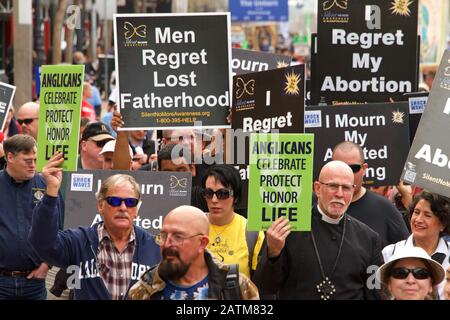 San Francisco, CA - 25. Januar 2020: Nicht identifizierte Teilnehmer am 16. Jährlichen Walk for Life, der auf Der Marktstraße entlang marschiert und Pro-Life-Zeichen und BA hält Stockfoto