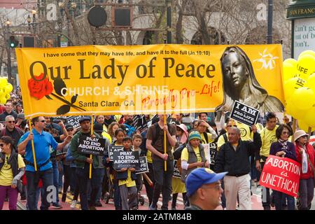 San Francisco, CA - 25. Januar 2020: Nicht identifizierte Teilnehmer am 16. Jährlichen Walk for Life, der auf Der Marktstraße entlang marschiert und Pro-Life-Zeichen und BA hält Stockfoto