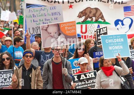 San Francisco, CA - 25. Januar 2020: Nicht identifizierte Teilnehmer am 16. Jährlichen Walk for Life, der auf Der Marktstraße entlang marschiert und Pro-Life-Zeichen und BA hält Stockfoto