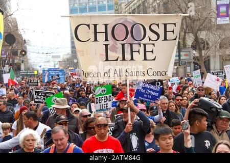 San Francisco, CA - 25. Januar 2020: Nicht identifizierte Teilnehmer am 16. Jährlichen Walk for Life, der auf Der Marktstraße entlang marschiert und Pro-Life-Zeichen und BA hält Stockfoto