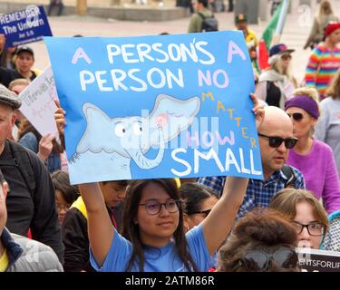 San Francisco, CA - 25. Januar 2020: Nicht identifizierte Teilnehmer am 16. Jährlichen Walk for Life, der auf Der Marktstraße entlang marschiert und Pro-Life-Zeichen und BA hält Stockfoto