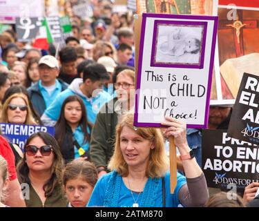 San Francisco, CA - 25. Januar 2020: Nicht identifizierte Teilnehmer am 16. Jährlichen Walk for Life, der auf Der Marktstraße entlang marschiert und Pro-Life-Zeichen und BA hält Stockfoto