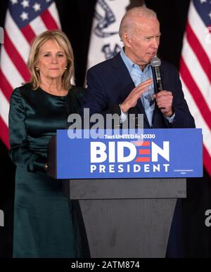 Des Moines, Iowa, USA. Februar 2020. Mit Dr. JILL BIDEN an seiner Seite spricht der ehemalige Vizepräsident und demokratische Präsidentschaftskandidat JOE BIDEN an der Drake University. Die Ergebnisse der Finalspiele von den Iowa Caucuses wurden verzögert und zum Zeitpunkt seiner Ausführungen nicht veröffentlicht. Credit: Brian Cahn/ZUMA Wire/Alamy Live News Stockfoto