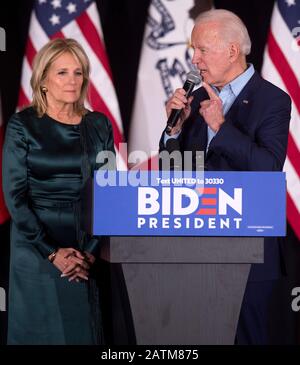 Des Moines, Iowa, USA. Februar 2020. Mit Dr. JILL BIDEN an seiner Seite spricht der ehemalige Vizepräsident und demokratische Präsidentschaftskandidat JOE BIDEN an der Drake University. Die Ergebnisse der Finalspiele von den Iowa Caucuses wurden verzögert und zum Zeitpunkt seiner Ausführungen nicht veröffentlicht. Credit: Brian Cahn/ZUMA Wire/Alamy Live News Stockfoto