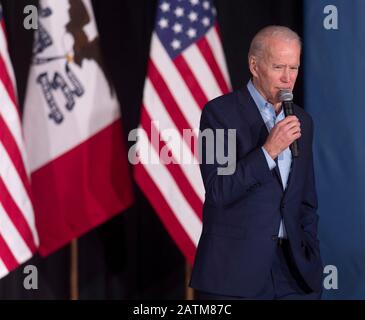 Des Moines, Iowa, USA. Februar 2020. Der ehemalige Vizepräsident und demokratische Präsidentschaftskandidat JOE BIDEN spricht an der Drake University. Die Ergebnisse der Finalspiele von den Iowa Caucuses wurden verzögert und zum Zeitpunkt seiner Ausführungen nicht veröffentlicht. Credit: Brian Cahn/ZUMA Wire/Alamy Live News Stockfoto