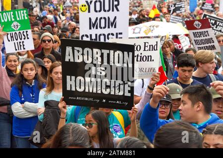 San Francisco, CA - 25. Januar 2020: Nicht identifizierte Teilnehmer am 16. Jährlichen Walk for Life, der auf Der Marktstraße entlang marschiert und Pro-Life-Zeichen und BA hält Stockfoto