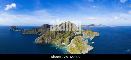 Blick von oben, atemberaubender Blick auf die große Lagune und die Kleine Lagune, zwei schöne Buchten kristallklaren Wassers umgeben von felsigen Klippen. Stockfoto