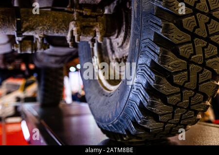 Auto im Automobildienst zur Fixierung angehoben - Bild Stockfoto