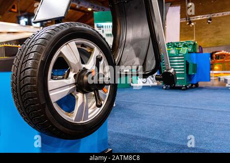 Ein Autorad auf einer automatischen Wagen-Balance-Maschine in der Garage - Bild Stockfoto