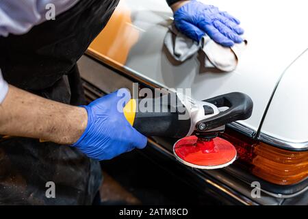 Hände mit Orbitalpolisher in der Autowerkstatt - Bild Stockfoto