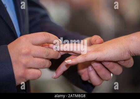 Eine nicht erkennbare Braut und Bräutigam den Austausch der Trauringe in der Kirche während der christlichen Hochzeit Stockfoto