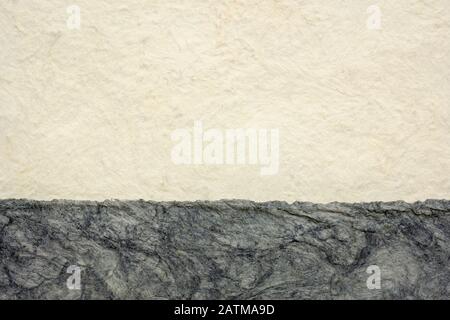 Hintergrund von grauem und weißem, in Mexiko handgefertigtem Rindenpapier aus Amate-, Nettle- und Mulberry-Bäumen, abstrakte Landschaft Stockfoto