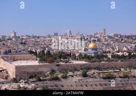 Jerusalem Israel - 15. Oktober 2017: Panoramablick auf die Altstadt von Jerusalem und den Tempelberg, den Felsendom und die Al Aqsa-Moschee vom Berg von Stockfoto