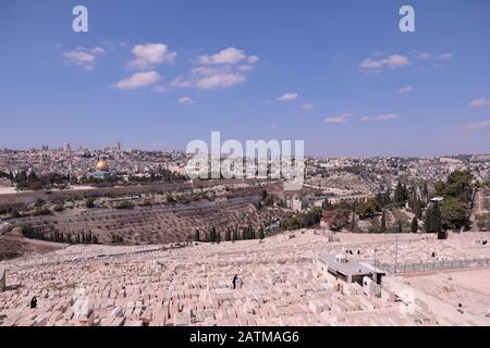 Jerusalem Israel - 15. Oktober 2017: Panoramablick auf das Tzurm-Tal. Die Altstadt von Jerusalem und der Tempelberg, der Felsendom und die Al Aqsa-Moschee Stockfoto