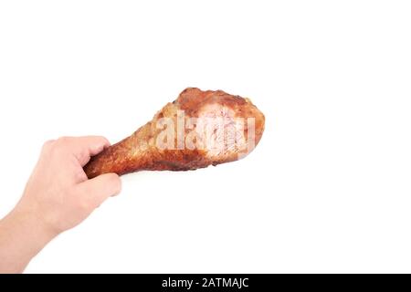 Hand mit gebratener Truthahn Bein mit Biss, auf weißem Hintergrund. Stockfoto