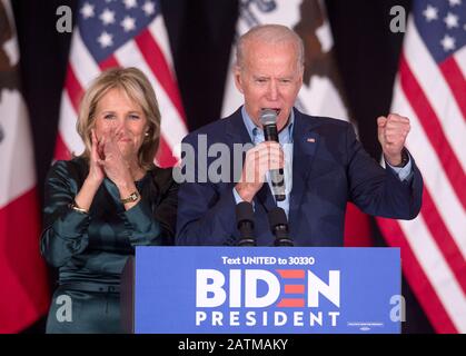 Des Moines, Iowa, USA. Februar 2020. Mit Dr. JILL BIDEN an seiner Seite spricht der ehemalige Vizepräsident und demokratische Präsidentschaftskandidat JOE BIDEN an der Drake University. Die Ergebnisse der Finalspiele von den Iowa Caucuses wurden verzögert und zum Zeitpunkt seiner Ausführungen nicht veröffentlicht. Credit: Brian Cahn/ZUMA Wire/Alamy Live News Stockfoto