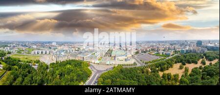 Luftbild der Berliner Skyline von der Straße 17. Juni, Deutschland. Stockfoto