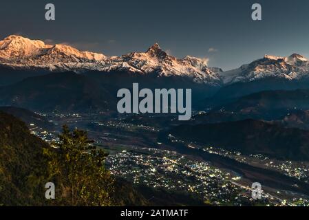 Machapuchare am frühen Morgen. Ein Berg im Annapurna Himalaya im Norden des zentralen Nepal. Stockfoto