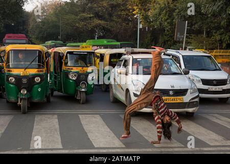 Neu-Delhi, Indien. Januar 2020. Ein Mädchen führt Akrobatik durch, wenn es eine Straße in Neu-Delhi, Indien, am 30. Januar 2020 überquert. Credit: Javed Dar/Xinhua/Alamy Live News Stockfoto