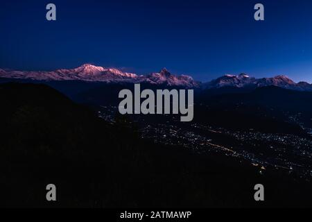 Machapuchare am frühen Morgen. Ein Berg im Annapurna Himalaya im Norden des zentralen Nepal. Stockfoto