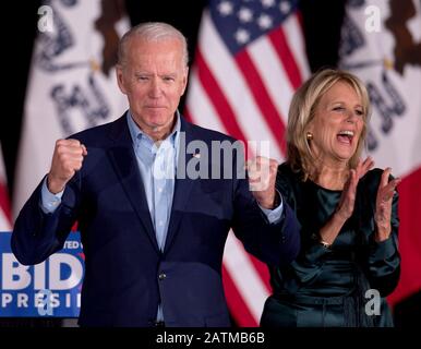 Des Moines, Iowa, USA. Februar 2020. Mit Dr. JILL BIDEN an seiner Seite spricht der ehemalige Vizepräsident und demokratische Präsidentschaftskandidat JOE BIDEN an der Drake University. Die Ergebnisse der Finalspiele von den Iowa Caucuses wurden verzögert und zum Zeitpunkt seiner Ausführungen nicht veröffentlicht. Credit: Brian Cahn/ZUMA Wire/Alamy Live News Stockfoto