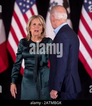 Des Moines, Iowa, USA. Februar 2020. Mit Dr. JILL BIDEN an seiner Seite spricht der ehemalige Vizepräsident und demokratische Präsidentschaftskandidat JOE BIDEN an der Drake University. Die Ergebnisse der Finalspiele von den Iowa Caucuses wurden verzögert und zum Zeitpunkt seiner Ausführungen nicht veröffentlicht. Credit: Brian Cahn/ZUMA Wire/Alamy Live News Stockfoto