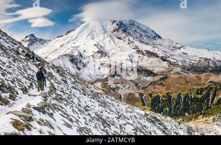 Mount Rainier, Wanderer auf dem Berg Fremont Trail, Ende September, Mount Rainier National Park, Washington State, USA Stockfoto