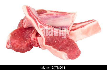 Gruppe frischer roher Lammschnitzel isoliert auf weißem Hintergrund Stockfoto