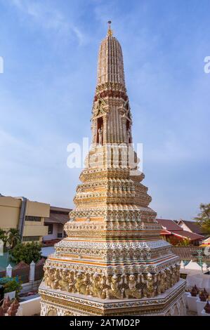 Schöner Prang, Stupa-Turm mit Dekor. Teil des berühmten touristischen Wahrzeichen Wat Arun Buddhist Temple Grounds in Bangkok, Thailand Stockfoto