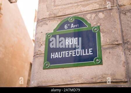 Rue Hautefeuille, 6 ème (6., VI), Paris, Frankreich, Juni 2019. Authentischer französischer Straßenschild aus Vintage-Stahl oder Metall. Im Freien. Berühmtes Blau Stockfoto