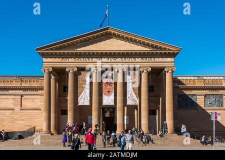 Sydney, Australien - 3. Juli 2016: Art Gallery of NSW mit Banner der Frida Kahlo Ausstellung an ihrer Fassade Stockfoto