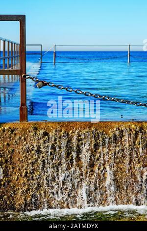 Nahaufnahme der Details von North Cronulla Rockpool, dem intensiven Blau des Wassers, einem von vielen Ozeanpools, die die Küste von Sydney und seinen Hafen anführen. Stockfoto