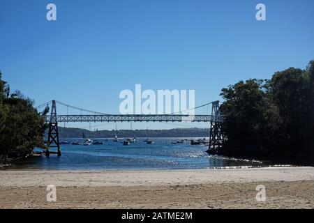 Petersily Bay Reserve und Hängebrücke am familienfreundlichen Sydney Harbour Inlet and Beach, einem natürlichen Pool mit Flachwasser und Haifischnetzen. Stockfoto