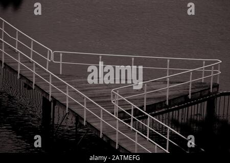 Foto des schwarzen und weißen Boardwalk im Redleaf Pool Sydney, Australien Stockfoto