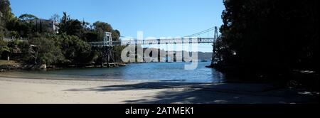 Petersily Bay Reserve und Hängebrücke am familienfreundlichen Sydney Harbour Inlet and Beach, einem natürlichen Pool mit Flachwasser und Haifischnetzen. Stockfoto