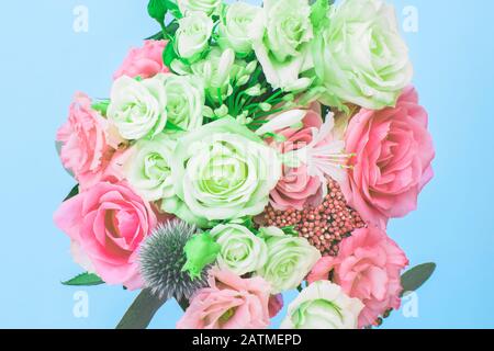 Farbenfroher, schöner Blumenstrauß mit verschiedenen frischen Blumen auf blauem Grund. Blumenarrangement. Nahaufnahme. Stockfoto