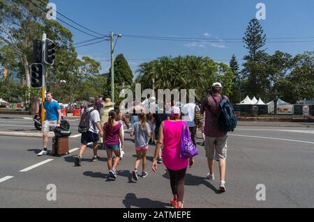 Sydney, Australien - 26. Januar 2020: Gruppe von Menschen, die die Straße auf Grün überqueren, an Fußgängerübergängen Stockfoto