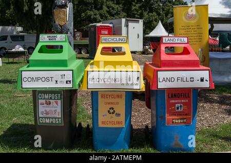 Sydney, Australien - 26. Januar 2020: Drei Mülltonnen im Freien zur Trennung verschiedener Müllarten. Mülldeponie, Recycling und Kompost-Müll BI Stockfoto