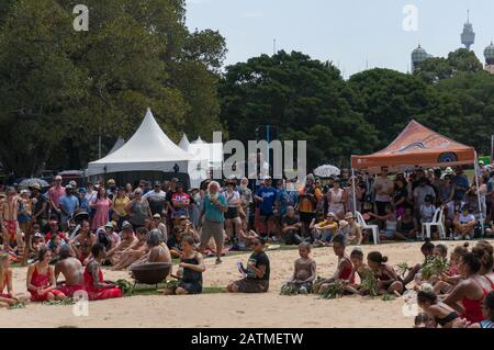 Sydney, Australien - 26. Januar 2020: Aborigines, die auf dem Yabun-Festival in Refern traditionellen korroborealen Tanz der Aborigines ausführen Stockfoto