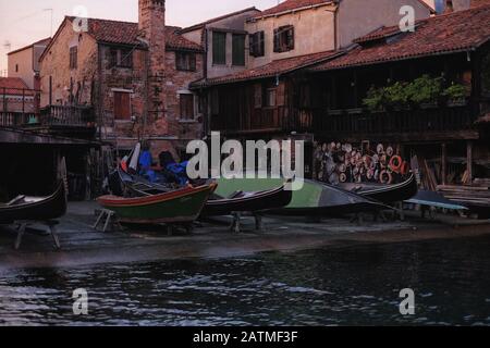 Bootsreparaturhof, Venedig Italien, eine der ältesten der Welt, die am meisten liebte und besuchte Städte, Reflexionskanallen, Gebäude und Gondeln, die auf dem Wasser schweben Stockfoto