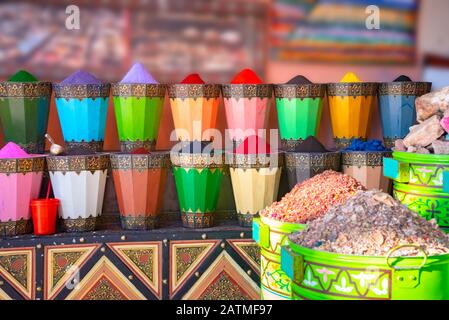 Gewürze und Kräuter verkauft auf der Straße stal traditioneller Markt in Marrakesch, Marokko. Stockfoto