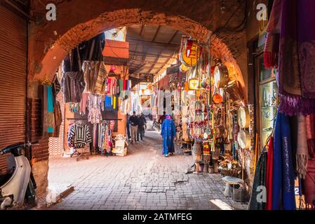 Marokkanischer Markt (Souk) in der Altstadt von Marrakesch, Marokko Stockfoto